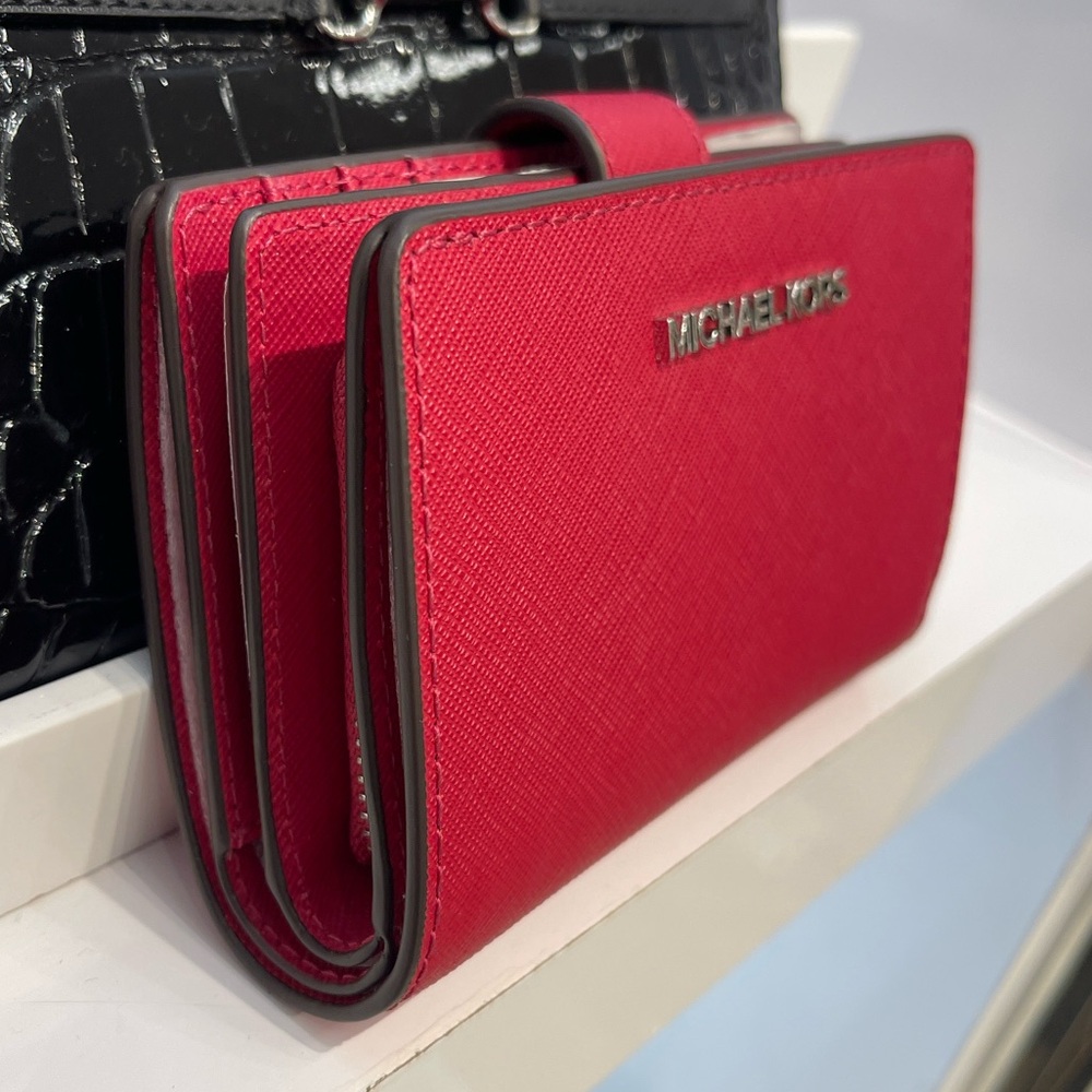 MICHAEL KORS Medium Saffiano Leather Bifold ZP CN Wallet
COLOR DK RASPBERRY
NWT - Picture 16 of 16